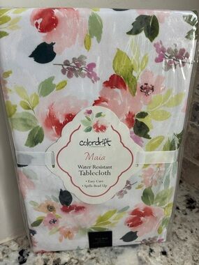 NWT Color drift Maia Water-Resistant Tablecloth Round